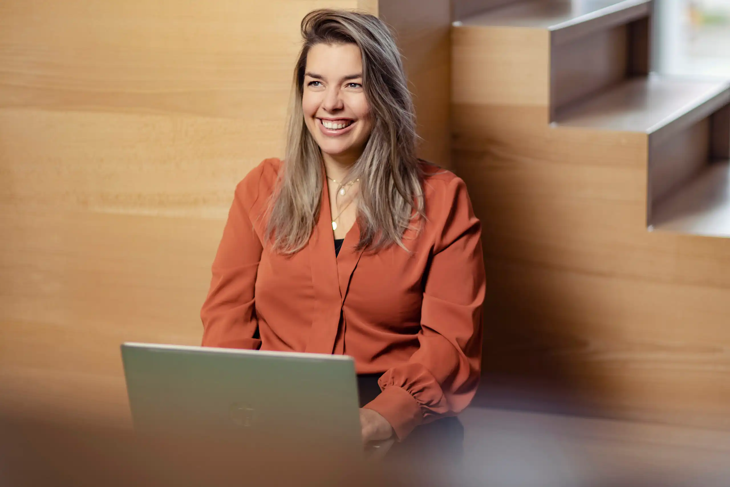 Foto van persoon die op een laptop aan het werk is